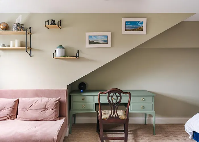 Private Comfortable Loft Apt In Superb Period Home